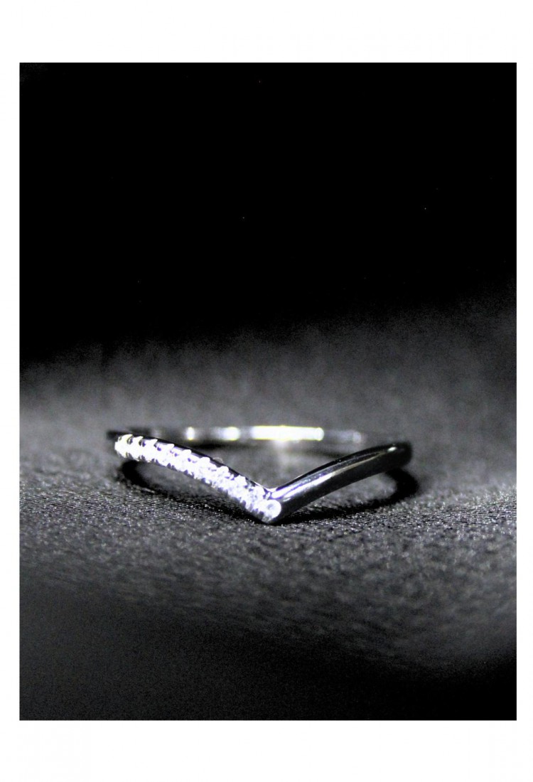Women's Silver V Shape Ring With Shiny Stones 527365